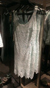 white lace dress, 2 on trend details